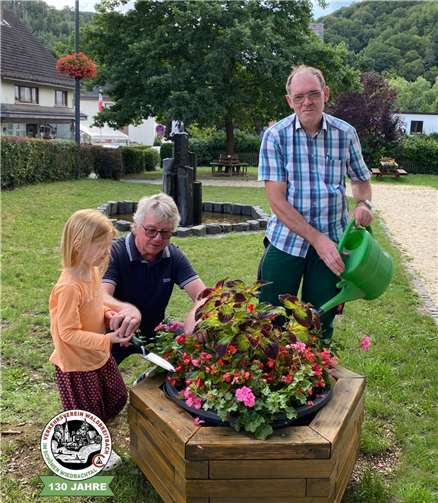 Über den neuen Pflanzkübel freuten sich mit dem 1. Vorsitzenden Werner Böhm (rechts) auch der 2. Vorsitzende Peter Wiedemann mit Enkelin Paula.  Foto: Ulla Bergob
