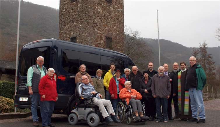 Über den neuen blauen Ford Transit Kombi freuten sich die Bewohnerinnen und Bewohner, der Heimbeirat und die Leitung von Kloster Ebernach.privat
