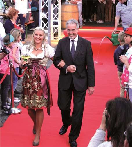 Über den roten Teppich führte Hans-Georg Faust Laura I. auf die Bühne. DL