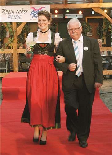 Über den roten Teppich führte der Stadtchef die Weinmajestät auf die Bühne.