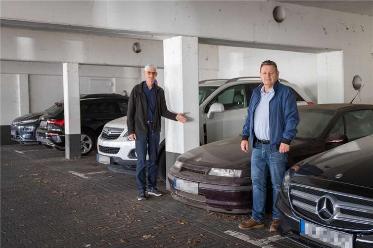 Bürgersprechstunde wird rege angenommen Über den rund ein Jahr im städtischen Parkdeck illegal abgestellten PKW informierte Ortsvorsteher Reiner Friedsam kürzlich den städtischen Beigeordneten Alexander Albrecht. Foto: Jessica Janssen
