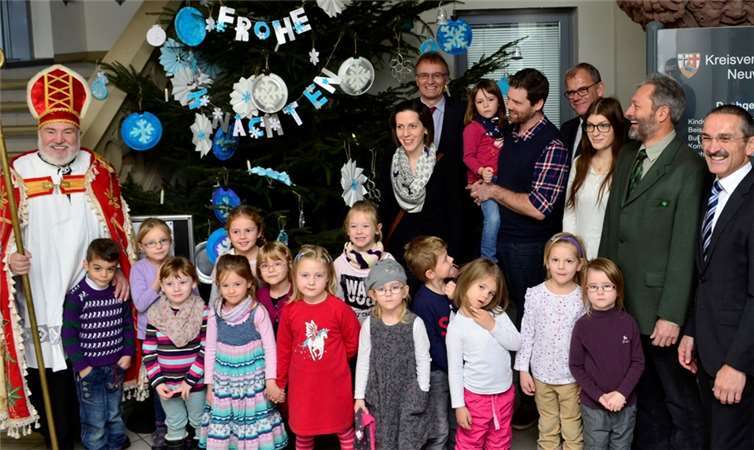 Über den schön geschmückten Weihnachtsbaum freuen sich Kinder, Erwachsene und der Nikolaus.hep