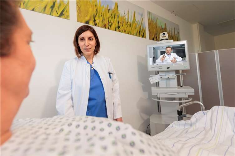 Über den sogenannten „Tele-Doc“ stimmt sich Stroke-Unit-Leiterin Dr. Someieh Partowi mit Neurologinnen und Neurologen des Telestroke-Netzwerks Rheinland-Pfalz ab. Gemeinsames Ziel: Einen Schlaganfall möglichst schnell zu erkennen, um dann umgehend zu reagieren. Foto: Joachim Gies/Marienhaus