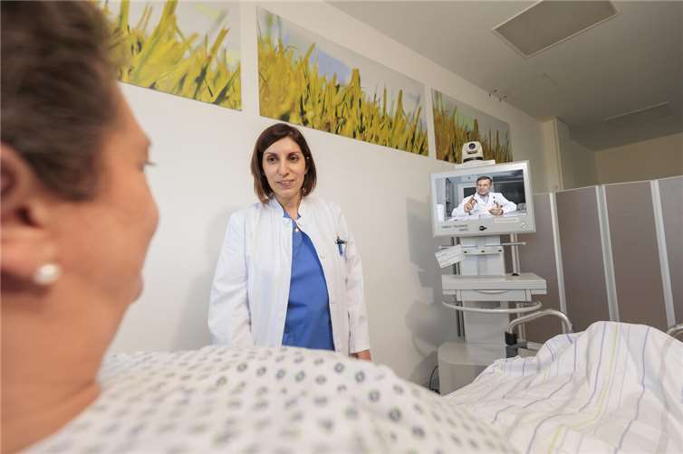 Über den sogenannten „Tele-Doc“ stimmt sich Stroke-Unit-Leiterin Dr. Someieh Partowi mit Neurologinnen und Neurologen des Telestroke-Netzwerks Rheinland-Pfalz ab. Gemeinsames Ziel: Einen Schlaganfall möglichst schnell zu erkennen, um dann umgehend zu reagieren.  Foto:Joachim Gies | Marienhaus