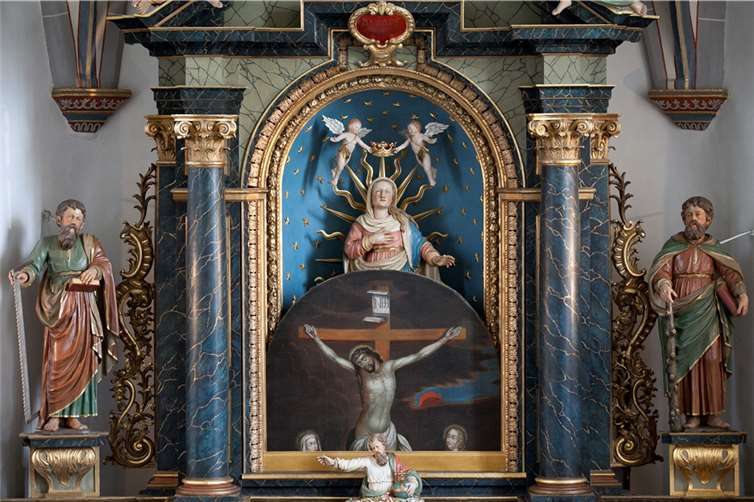 Über der Villiper Gottesmutter schweben zwei Engelsputten, die die Krone der Himmelskönigin tragen. Die blaue Nische wird von 120 goldenen Holzsternen und einem Strahlenkranz ausgefüllt. VJ