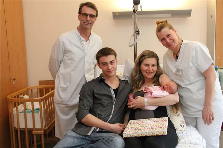Über die 100. Geburt im Marienhaus Klinikum im Kreis Ahrweiler freuen sich die Eltern Kristina Vesela und Marek Vesely von Tochter Laetitia Luna, Hebamme Kristina Brunn (rechts) und Chefarzt Dr. Josef Spanier (links). Marienhaus Klinikum