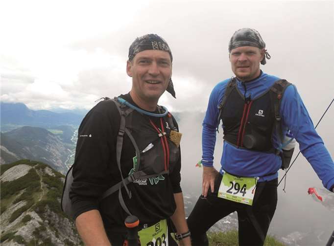 Über die Alpen für die Kita Mittelweiden: Die beiden Caritasmitarbeiter unterstützten mit ihrer Laufbegeisterung das Projekt „Kunst in der Natur“.