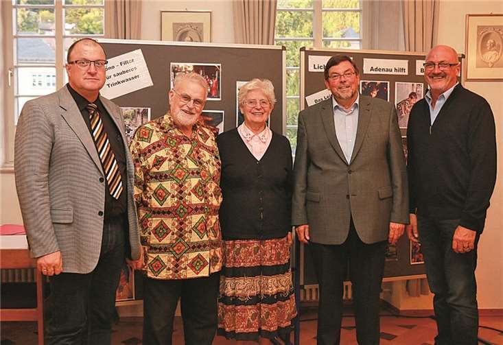 Über die Arbeit der Lichtbrücke in Bangladesch fand in der Komturei ein Vortrag statt. Von links: Bürgermeister Guido Nisius, Geschäftsführer Lichtbrücke Friedel Knipp, Vorsitzende Mathilde von Lüninck-Knipp, Leiter des Adenauer Lichtbrücken Projektes Bernd Schiffarth und Jugendpfleger Jürgen Schwarzmann. SES