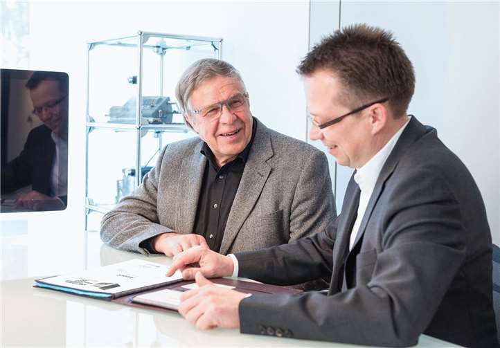 Über die Auszeichnung freuen sich Geschäftsführer Rolf Scharmann und sein Vater Hans Peter Scharmann, der bereits 1995 mit der Eintragung des Augel-Logos den Weg für eine erfolgreiche Markenarbeit ebnete.Foto: Augel GmbH/Dominik Ketz