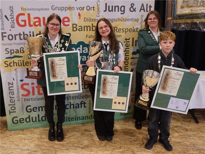 Über die Auszeichnungen während des Diözesanjungschützentages in Kruft freuen sich (v. links) Diözesanprinzessin Laura Simons, Diözesanschülerprinzessin Jule Cebula, Diözesanbambiniprinz Maarten Lenz. Franziska Reitz (hinten) nahm für Laura Simons die Diözesanstandarte entgegen.Foto: Bund der St. Sebastianus Schützenjugend/Dennis Schmitz