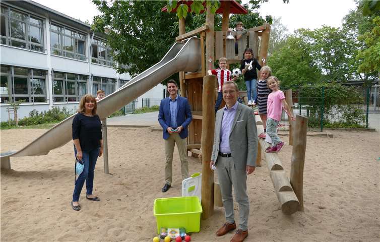 Über die Bewegungspakete von innogy Westenergie freuen sich gemeinsam mit den Erstklässlern: Claudia Mercer, Schulleiterin der Grundschule St. Sebastianus in Sinzig-Bad Bodendorf; Fabian Vocktmann, Regionalmanager bei innogy Westenergie und Andreas Geron, Bürgermeister der Stadt Sinzig.Foto: innogy Westenergi)