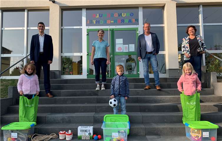 Über die Bewegungspakete von innogy Westenergie freuen sich gemeinsam mit den Erstklässlern (v. l.): Fabian Vocktmann, Regionalmanager bei innogy Westenergie; Diana Pretz, Schulleiterin der Grundschule Pfarrer-Bechtel in Mendig; Jörg Lempertz, Bürgermeister der Verbandsgemeinde Mendig. Foto: innogy Westenergie