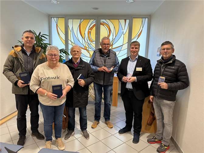 Über die Bibelspende freuen sich (v.l.): Jörg Geenen (stv. Geschäftsführer des Evangelisches Krankenhauses Dierdorf-Selters), Rita Meinhardt (ehrenamtliche katholische Krankenhausseelsorgerin), Reinhard Romeike (Gideonbund Deutschland), Rainer Hummel (Vorsitzender Krankenhaus-Verein Selters/Dierdorf), Pfarrer Manuel Fetthauer (Evangelischer Krankenhausseelsorger) und Rolf Lotz (Gideonbund Deutschland). Foto: Manuel Fetthauer