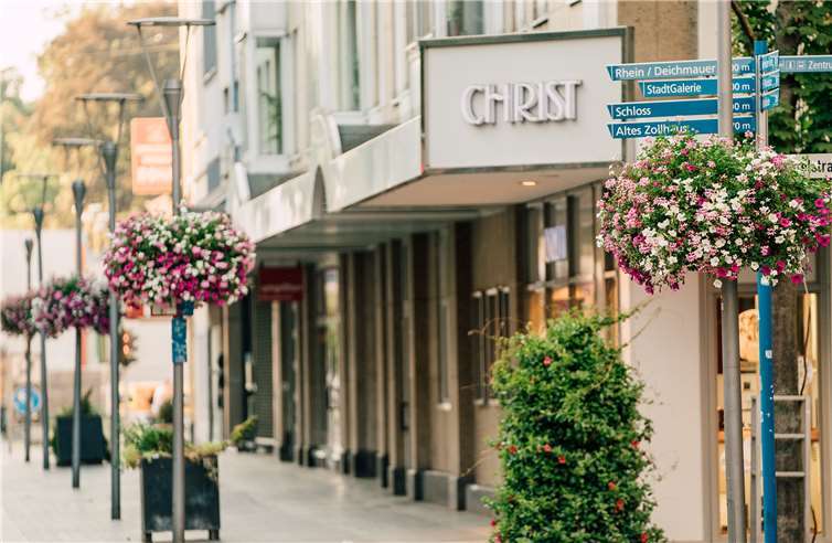 Über die Blumen in den Baskets freuen sich Mensch und Biene. Fotos: Stadtverwaltung