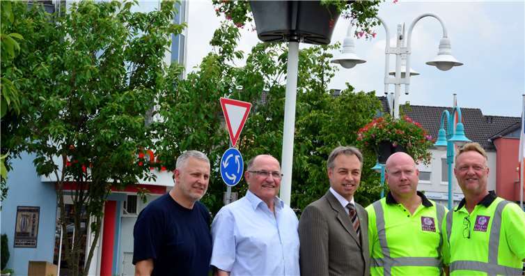 Über die Blumenbaskets freuen sich (v.li.) Berthold Steudter, Olaf Faller und Michael Merz. Aber auch (v.re.) Patrick Uding und Michel Lenting haben Spaß.HEP