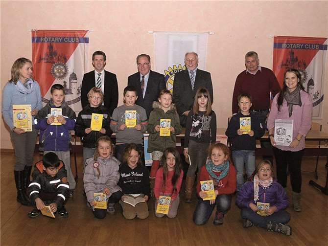 Über die Bücherübergabe der Rotarier Cochem-Zell freuen sich (v. l.) Frank Michels, Gunter Ockenfels, Präsident Werner Okfen, Werner Simon sowie die Schülerinnen, Schüler und Lehrerinnen der Grundschule Cochem. privat