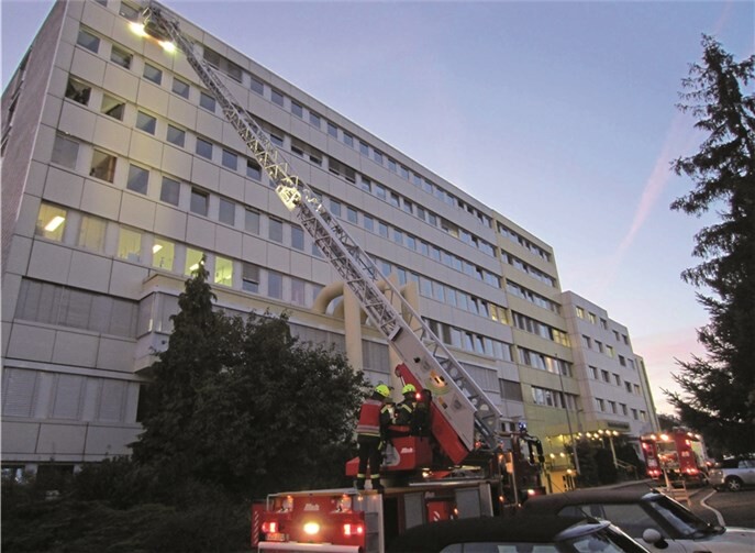 Über die Drehleiter verschafften sich die Feuerwehrleute Zugang zum betroffenen Büro. privat