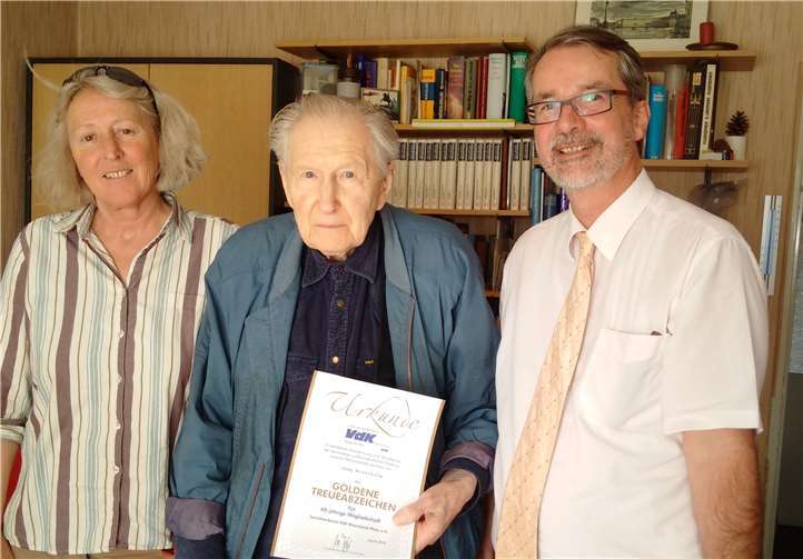 Die Gemeinschaft sechs Jahrzehnte unterstützt Über die Ehrung freuten sich (v. l.) Die Tochter des Jubilars Renate Ritterholm, Georg Ritterholm und VdK-Vorsitzender Sven Lefkowitz. privat