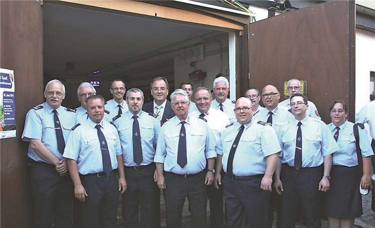 Über die Ehrungen von Werner Stenz (3.v.li.) und Achim Nachtsheim (4.v.li.) durch Bürgermeister Bernd Weidenbach freuten sich neben dem Kreisfeuerwehrinspekteur, Vertretern des Kreisfeuerwehrverbandes und der Kreisjugendfeuerwehr auch die örtliche Wehrführung. Paul Weber (Bildmitte) wurde gar für 45-jährige aktive Tätigkeit geehrt. -WK-