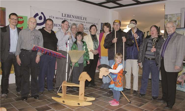 Über die Eröffnung der neuen Ausstellungs- und Verkaufsräume in der Heddesdorfer Straße freuen sich Vertreter der Lebenshilfe Neuwied-Andernach und die Bewohner des Wohnheimes in Engers. privat