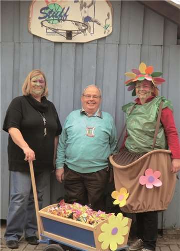 Über die Geldspende freuen sich Daniela Zimmer (Vorsitzende des Elternausschusses, l.) und Heike Billig (Leiterin des Kindergartens), überreicht von Wilfried Grünewald (Vorsitzender der SPD Spay). privat