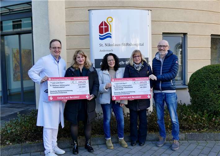 Über die Geldspende freuen sich (v.l.n.r.): Dr. Thomas Dyong, Leiter der Palliativstation, Katja Schmidt (Dt. Rentenversicherung), Dipl.-Konduktorin Szilvia Berendné-Sipos, Silvia Folkerts (Dt. Rentenversicherung) sowie Prokurist Jürgen Schmidt. Foto: Petra Dettmer