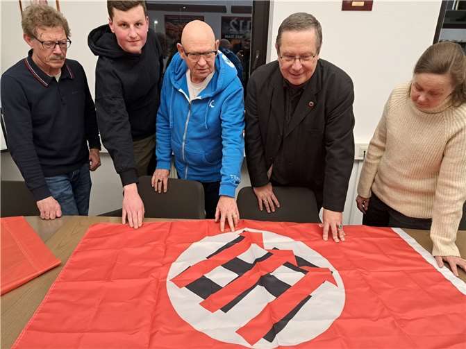 Demokratie-Verteidiger etablieren sich am Rhein Über die Geschichte der Demokratie-Verteidigung und rechtsextremer Symbolik informierte der Landesfeuerwehrverband Rheinland-Pfalz gemeinsam mit dem „Reichsbanner Schwarz-Rot-Gold. Bund aktiver Demokraten“. Foto: Frank Hachemer