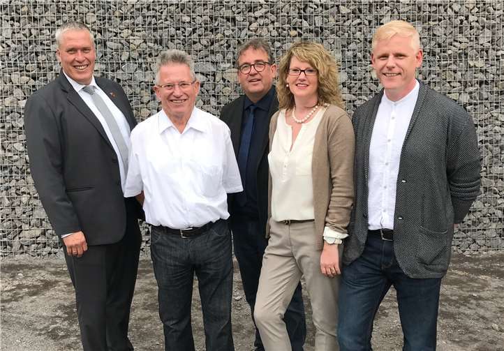 Über die Glückwünsche und ein Präsent freute sich der neue Ruheständler im Kreise der Burgbrohler Gemeindeverwaltung.  Privat