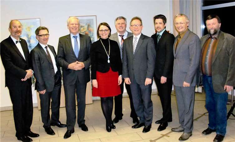 Über die Herausforderungen einer guten wohnortnahen, medizinischen Versorgung diskutierten (v.l.) mit dem CDU-Bundestagsabgeordneten Erwin Rüddel (M.) Dr. Peter Heinz, Stellv. Vorstandsvorsitzender der KV Rheinland-Pfalz, Dr. Günter Merschbächer, Geschäftsführer der Marienhaus Kliniken GmbH, Walter Bockemühl, Vorstandsvorsitzender der AOK Rheinland-Pfalz/Saarland, Annette Widmann-Mauz, MdB Parl. Staatssekretärin beim Bundesminister für Gesundheit, Dr. Dieter Pöhlau, Chefarzt der Neurologie der Kamillus-Klinik, Dr. med. Markus Bleckwenn, Facharzt für Innere- und Allgemeinmedizin, Achim Hallerbach, 1. Kreisbeigeordneter (Modellprojekt „Ländlicher Raum“) und Udo Franz, 2. Kreisbeigeordneter.privat