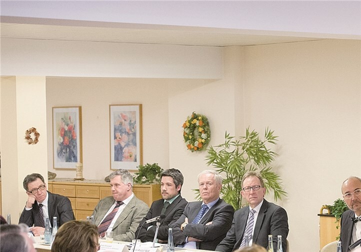 Über die Herausforderungen einer guten wohnortnahen, medizinischen Versorgung diskutierten (v.r.n.l.) mit dem CDU-Bundestagsabgeordneten Erwin Rüddel (m.). Annette Widmann-Mauz, MdB Parl. Staatssekretärin beim Bundesminister für Gesundheit, Dr. Peter Heinz, Stellv. Vorstandsvorsitzender der KV Rheinland-Pfalz, Walter Bockemühl, Vorstandsvorsitzender der AOK Rheinland-Pfalz/Saarland, Dr. med. Markus Bleckwenn, Facharzt für Innere- und Allgemeinmedizin, Dr. Dieter Pöhlau, Chefarzt der Neurologie der Kamillus-Klinik, Dr. Günter Merschbächer, Geschäftsführer der Marienhaus Kliniken GmbH. Privat