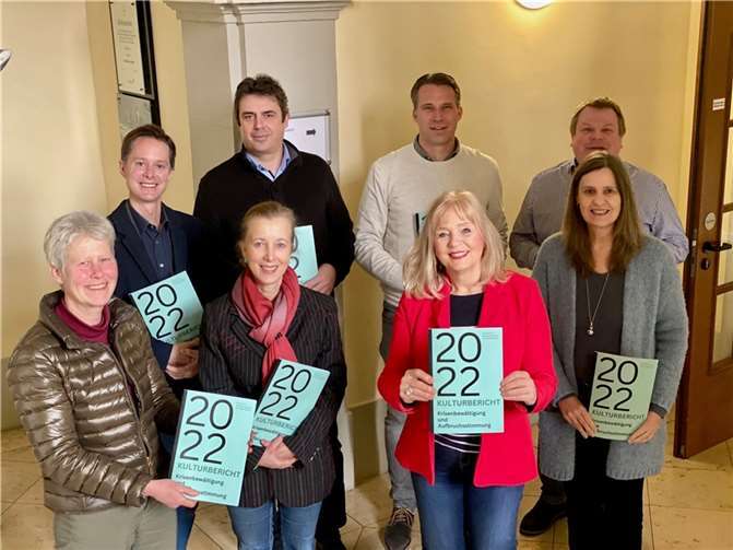 Über die Herausgabe des Kulturberichtes freuen sich (v.l.): N. Kuprian, M. Grimm, Dr. B. Reifenscheid, Dr. von der Bank, J. Karbach , Dr. M. Theis-Scholz, M. Koelges und S. Ott. Foto: Stadt Koblenz / Nicole Deckarm