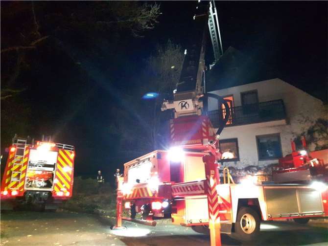 Über die Hubarbeitsbühne wurde der Kaminbrand bekämpft. Foto: Feuerwehr VG Puderbach