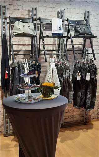 Über die Jahre immer wieder vergrößert und neuesten Erfordernissen angepasst, bietet KAKTUS den Kundinnen inzwischen auf zwei Etagen und 300 Quadratmetern Verkaufsfläche aktuelle Mode aber auch „Klassiker“ namhafter und hochwertiger Marken.