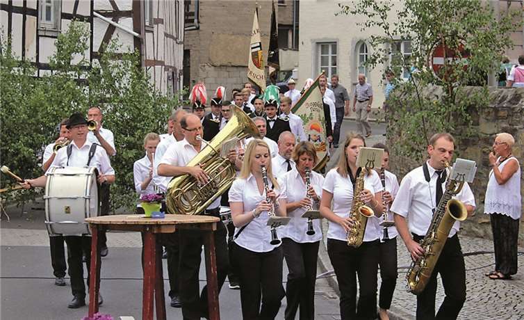 Über die Kirchbergstraße hinab folgte der Kirmesfestzug des Bürgervereins dem Blasorchester zum Brunnenplatz.