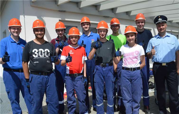 Über die Leistungsspange freuen sich: Fabian Kraus (Görgeshausen); Jonas Molitas, Ian Wenneckers (Eitelborn-Simmern-Neuhäusel); Tim Rörig (Görgeshausen), Hendrik Parbel, Lars Neuroth, Philipp Nauroth (Niederelbert) und der stellvertretende Kreisjugendfeuerwehrwart Florian Bach. Jannis Reinshagen (Eitelbon-Simmern-Neuhäusel, 4. v. li.) und Laura Minnig (Niederelbert) haben zwar alle Anforderungen gemeistert, sind aber noch nicht alt genug, um das Abzeichen zu erlangen.Foto: Ingrid Ferdinand