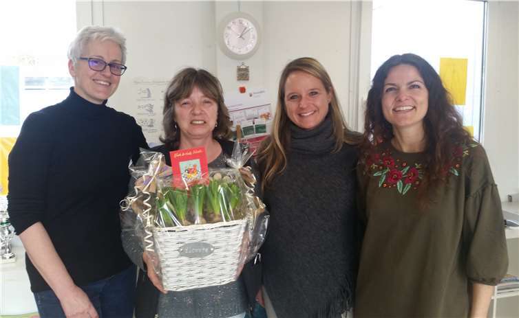 Über die Mapen engagiert, hilfsbereit und verantwortungsvoll: Seit 25 Jahren ist Maria Hörning als Reinigungskraft für die Grundschule St. Peter und Paul tätig. Foto: privat