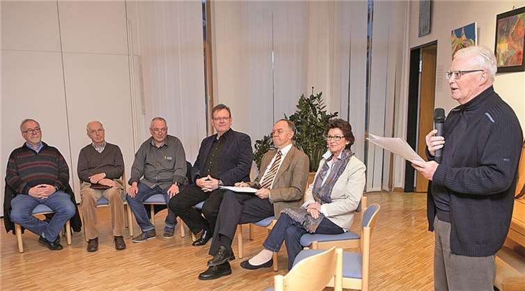 Über die Schließung des CAP-Marktes in Niederbachem sprachen (von links): UNO-Vorsitzender Wilhelm Ippendorf, Gebäude-Eigentümer Friedel Reinartz, Ortsvertretungsvorsitzender Andreas Wollmann, AWO-Geschäftsführer Franz-Josef Windisch, Moderator Dr. Walter Höpner, Bürgermeisterin Renate Offergeld und Heimatvereins-Vorsitzender Hans Thelen. -JOST-