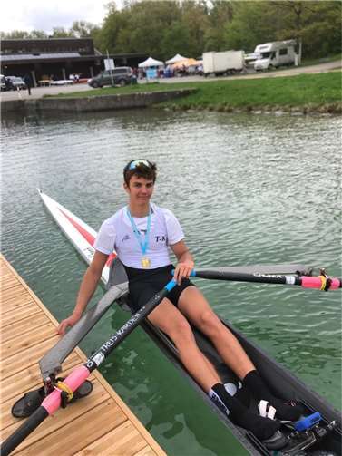 Über die Siegermedaille im dritten Lauf des Junior- Einers U19 konnte sich Felix Bischof von der RG Treis- Karden freuen, zudem er dabei die drittbeste Zeit der drei „gesetzten“ Finals erruderte.. Fotos: privat