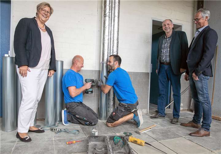 Über die Sommerferien wurden in der Grundschule Buschhovendie Heizungsleitungen erneuert. Die Handwerker Frederik Domraschund Manfred Schleiden wurden von Bürgermeisterin Petra Kalkbrenner,Planer Ralf Kirchner und Fachgebietsleiter Udo Müllenborn moralisch unterstützt. Foto: JOST