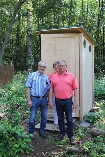 Über die Spende der Eheleute Claudia und Ralf Bernards freute sich Ortsbürgermeister Hans Dieter Felten (links).