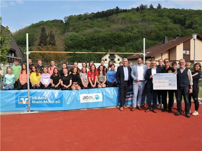 Über die Spende, die zur Finanzierung der Hochsprunganlage des VfL Waldbreitbach beiträgt, freuen sich die jungen Athletinnen und Athleten des Vereins wie ihr Trainerinnenteam sowie der Vorsitzende des VfL Wolfgang Bernath, die „Abteilungsleiterin Leichtathletik“ Victoria Hampel und Geschäftsführer Josef Hoß. Den symbolischen Scheck überreichten von der VR Bank Rhein-Mosel Matthias Herfurth (Vorstand), Klaus-Dieter Flatt (Marketing) und Sebastian Jacke (Geschäftsstellenleiter). Foto: privat