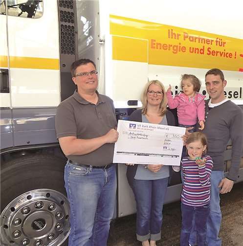 Über die Spende freuen sich neben Heidi ihre Eltern Christoph und Pia Rosenbach, Schwester Anni sowie Jörg Bertgen, Geschäftsführer der Firma Bertgen-Energie.privat