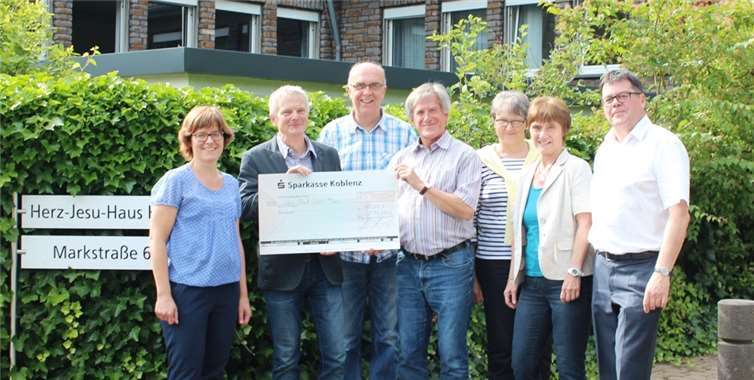 Über die Spende freuten sich (v.l.) Claudia Schönershoven, Michael Weiß, Paul Kreutz, Klaus Hammes, Anke Höfer, Renate Kolle und Helmut Boos.privat