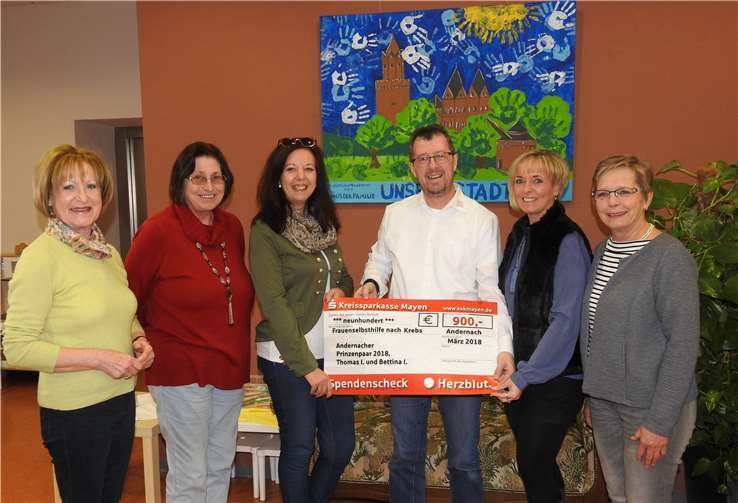 Über die Spende von 900 Euro konnte sich der Verein „Frauenselbsthilfenach Krebs“ freuen. Der Betrag wird für die vielfältige Arbeit eingesetzt. Fotos: WAMFO.DE