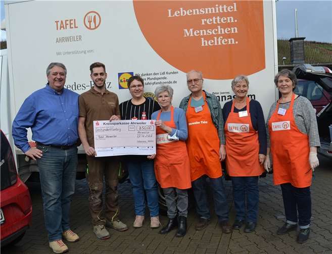 Über die Spende von Thomas und Niklas Nelles freuten sich Mary Witsch und die Ehrenamtlichen Lydia Ilius, Jürgen Kramke, Christiane Einwächter und Elena Böhm (v.l.n.r.).  Foto: E.T. Müller