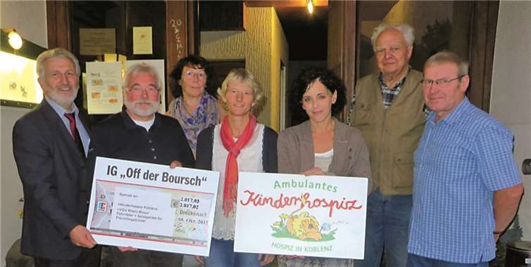 Über die Spenden in Höhe von 2017,03 Euro für das ambulante Kinderhospiz freuten sich Katja Masendorf und Ute Bohnstengel. Bruno Seibeld nahm einen Scheck in Höhe von 2017,02 Euro entgegen.privat