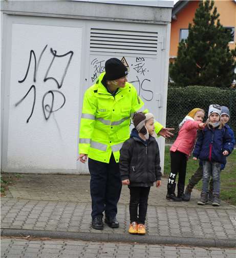 Über die Straße gehen ganz ohne Zebrastreifen, auch das wurde geübt. Fotos: privat