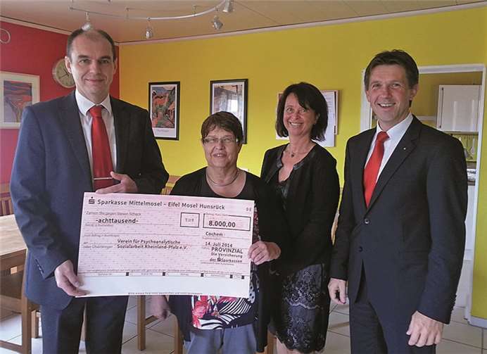 Über die Unterstützung der Sparkasse und der Provinzial-Stiftung freut sich Elisabeth Lauter (2.v.l.), Vorsitzende des Trägervereins.privat