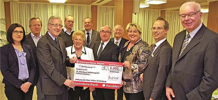 Über die Unterstützung freuen sich (v.l.): Pflegemanagerin Patrycja Gwozdz, Ärztl. Direktor Prof Dr. Armin Steinmetz, Stiftungsbeiratsvorsitzender Hans Kaeß, stv. Vors. Dr. Michael Nickel, Beisitzerin Elfriede Zimmermann, Beisitzer Matthias Görgen, Vorsitzender Josef Nonn, Geschäftsführer Dieter Kamptz, Geschäftsführerin des Krankenhauses Cornelia Kaltenborn, Geschäftsführer der Stiftung Eheleute Kilzer-Schönberg JochenSiewert und Schatzmeister Friedel Sauerborn. Wolfgang Pape