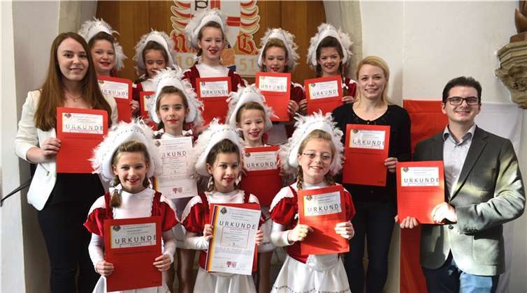 Über die Urkunden freute sich das Trainerteam und die Tänzerinnen der kleinen Leistungsgarde.